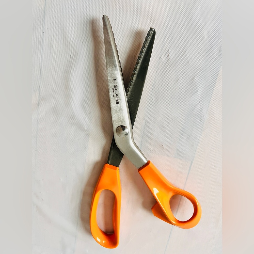 Fiskars Pinking Shears Scissors for cutting a decorative zigzag pattern vintage
